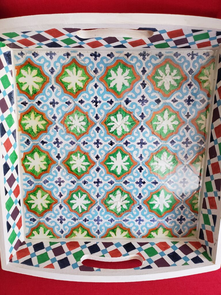 Peinture Marocaine sur plateau, fond en résine Peinture Marocaine sur plateau, fond en résine : Accompagnement peinture/mosaïque, moulage