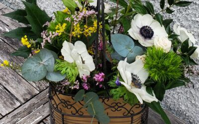 Bouquet d&rsquo;anémones et eucalyptus