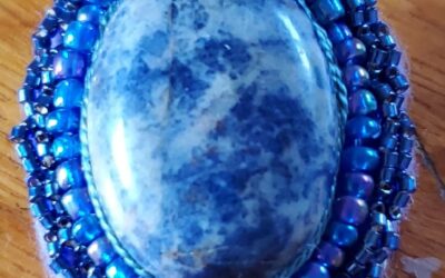 Broche cabochon et perles violettes