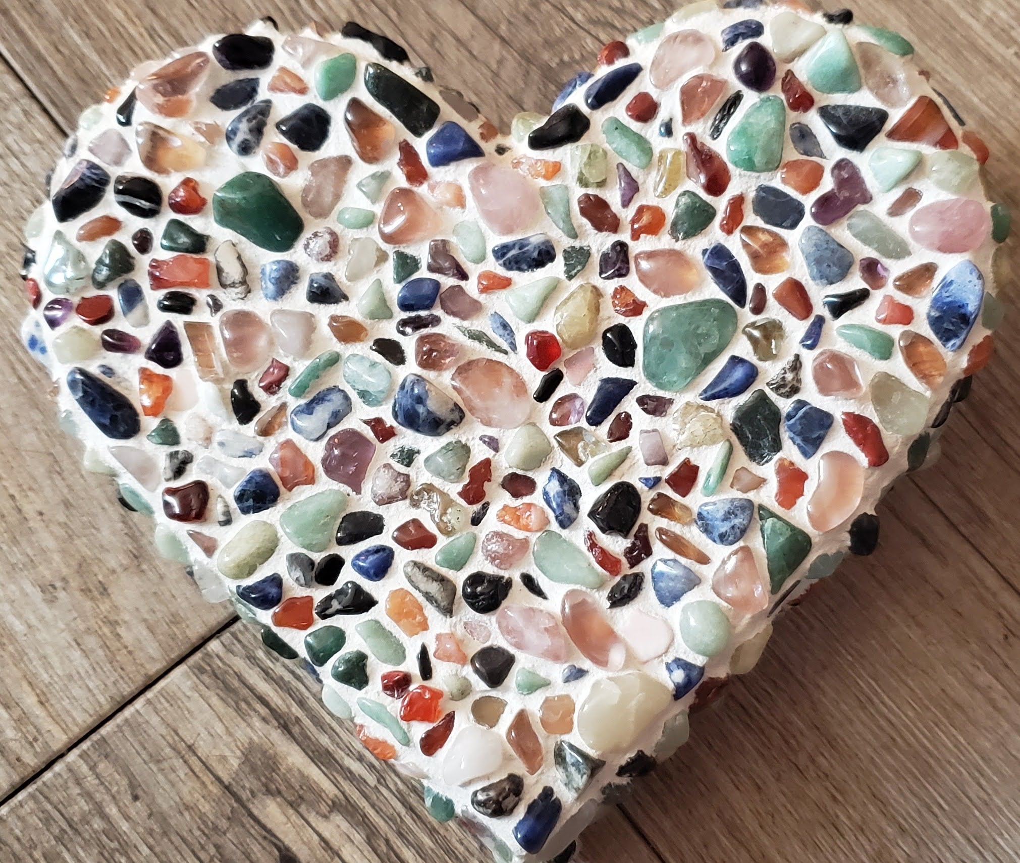 MosaÏque- Petites pierres au ciment colle