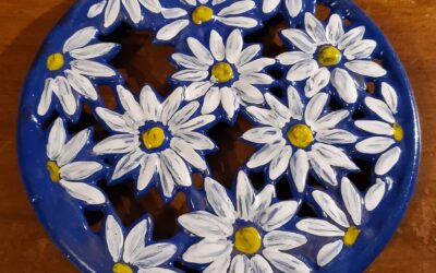 Marguerites peintes sur dessous de plat