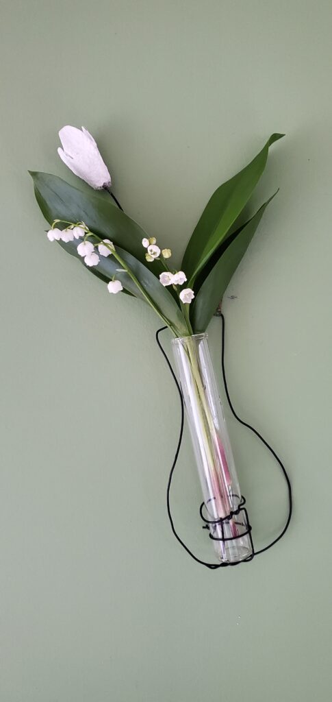 Art floral- Brins de muguet dans un tube à essai