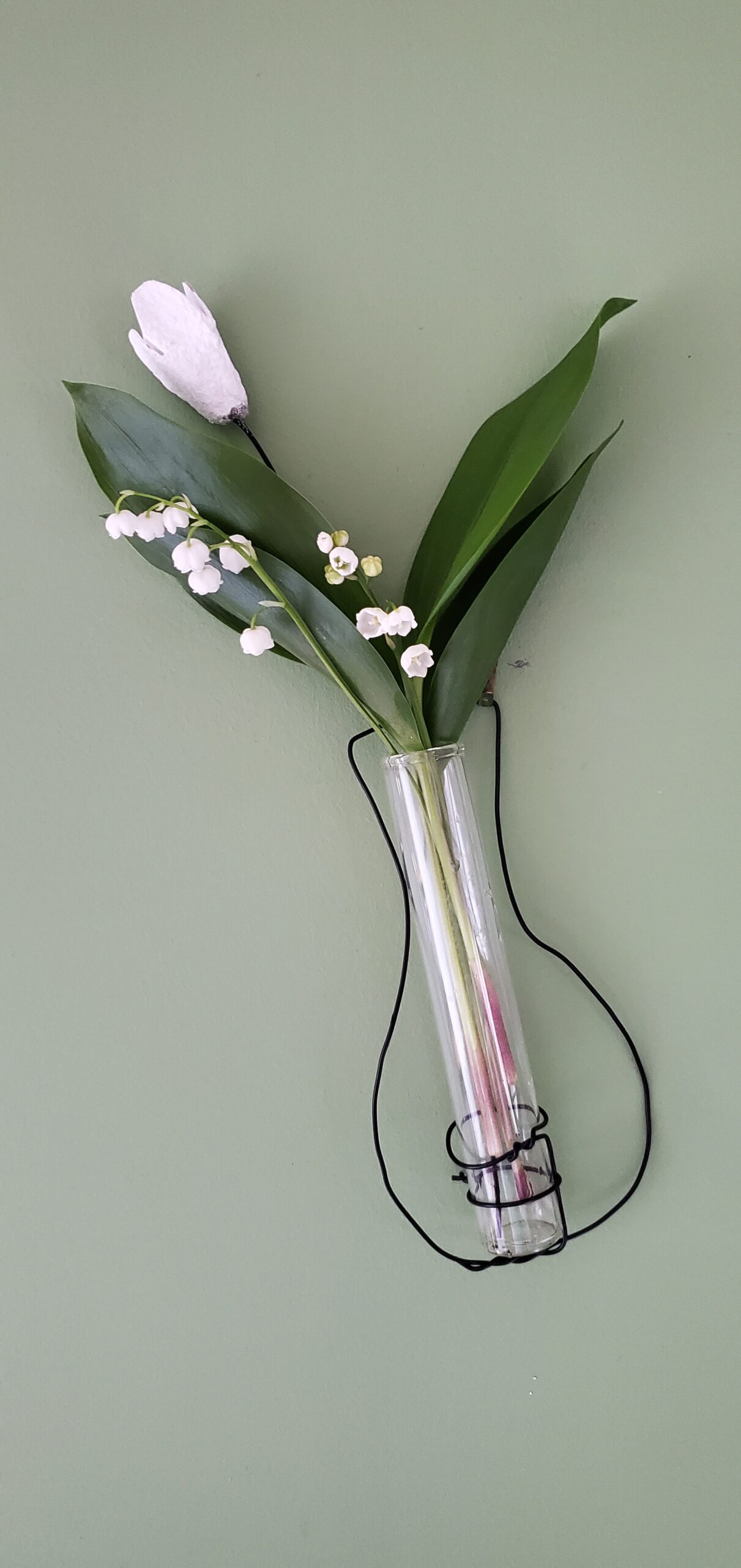 Art floral- Brins de muguet dans un tube à essai