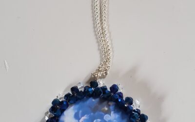 Pendentif perles bleues et blanches
