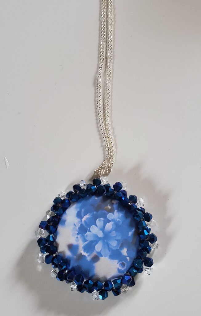 Bijou- Pendentif de perles et cabochon en tissu