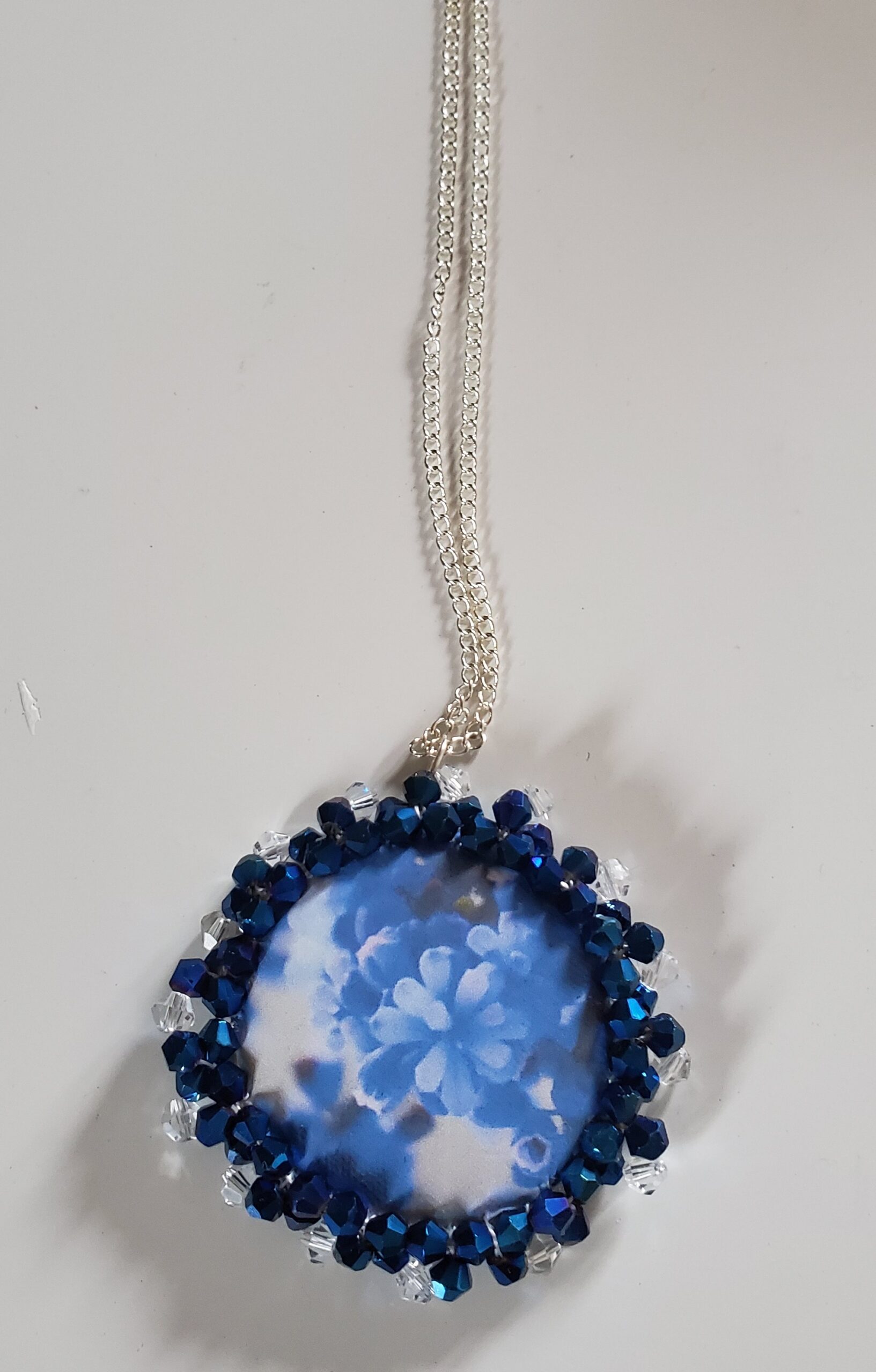 Bijou- Pendentif de perles et cabochon en tissu