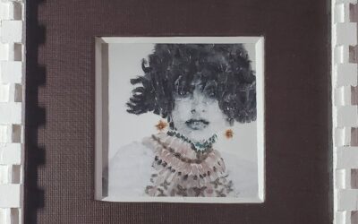 Belle dame en plumes encadrée