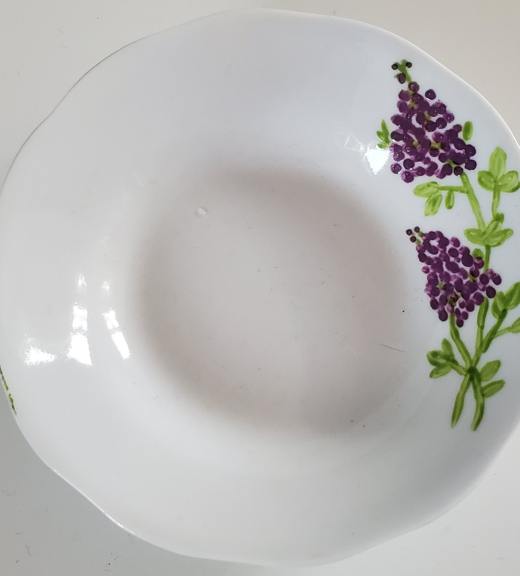 Peinture sur support- lilas sur assiette