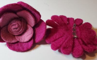 Broches de roses en feutrine