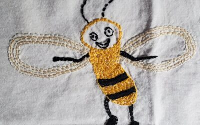 Abeille au point de chainette sur nappe