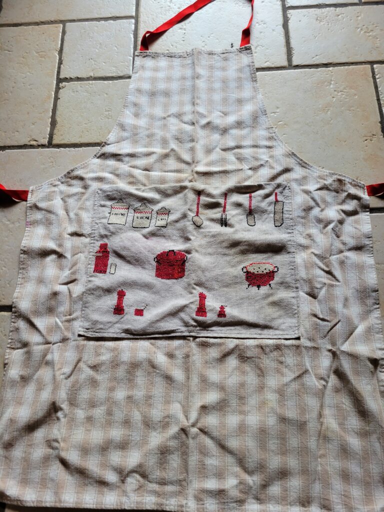 Broderie- points de croix sur tablier