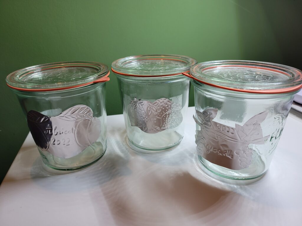 Idées pratiques-Etiquettes en métal repoussé