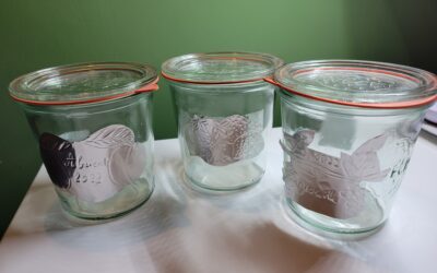 Etiquettes en métal repoussé