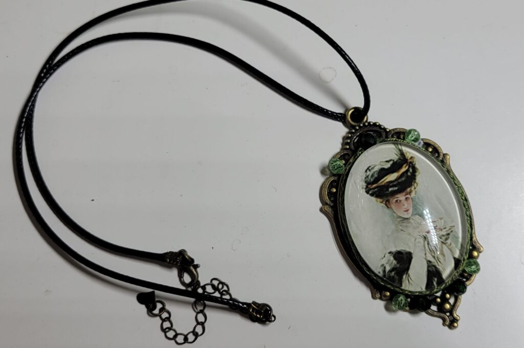 Bijou- cabochon et perles vertes