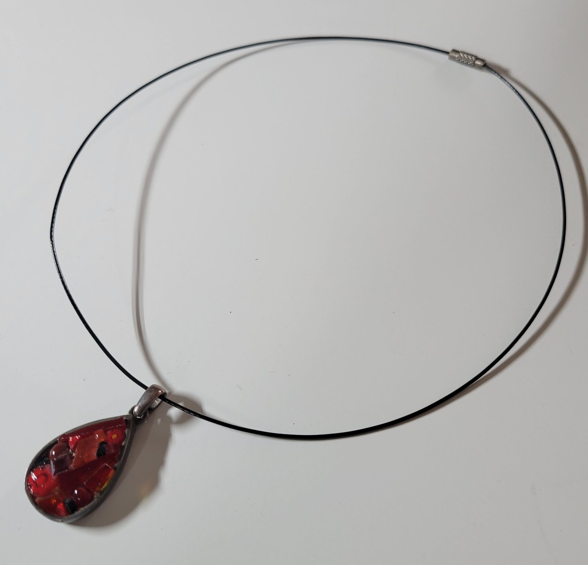 Mosaïque-collier rouge