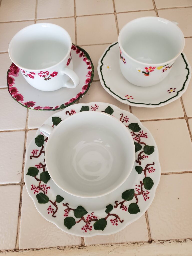 Peinture sur support- raisins sur tasse à thé