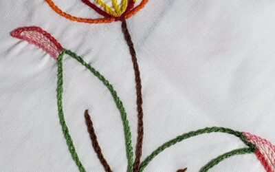 Tulipe brodée sur nappe