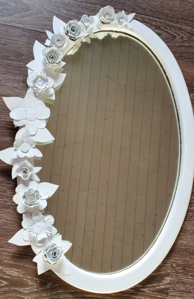 Cartonnage-Fleurs sur miroir Cartonnage-Miroir fleuri