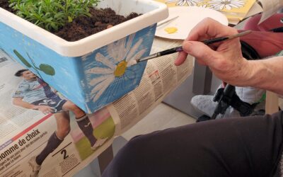 Peinture de fleurs sur jardinière extérieure