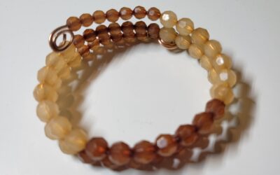 Bracelet : perles sur fil d&rsquo;aluminium