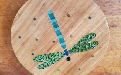 Libellule sur plateau de fromage en bois creusé