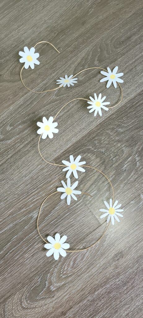 Cartonnage- guirlande de marguerites