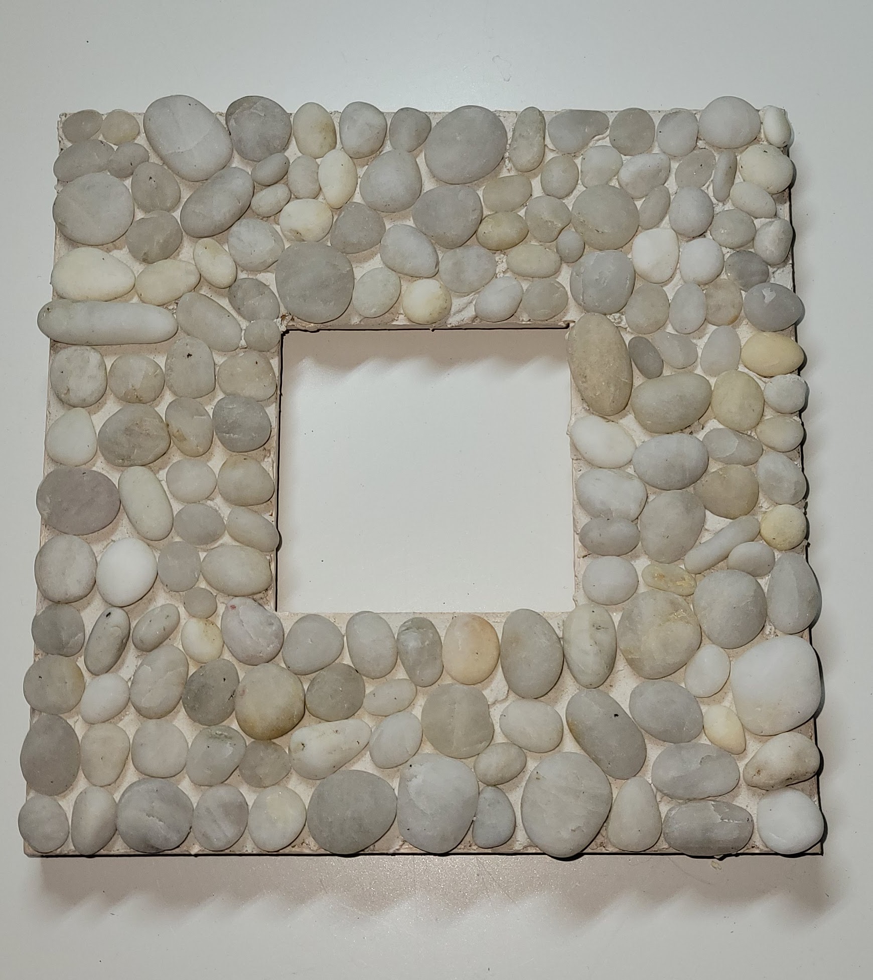 Encadrement- petits galets blancs