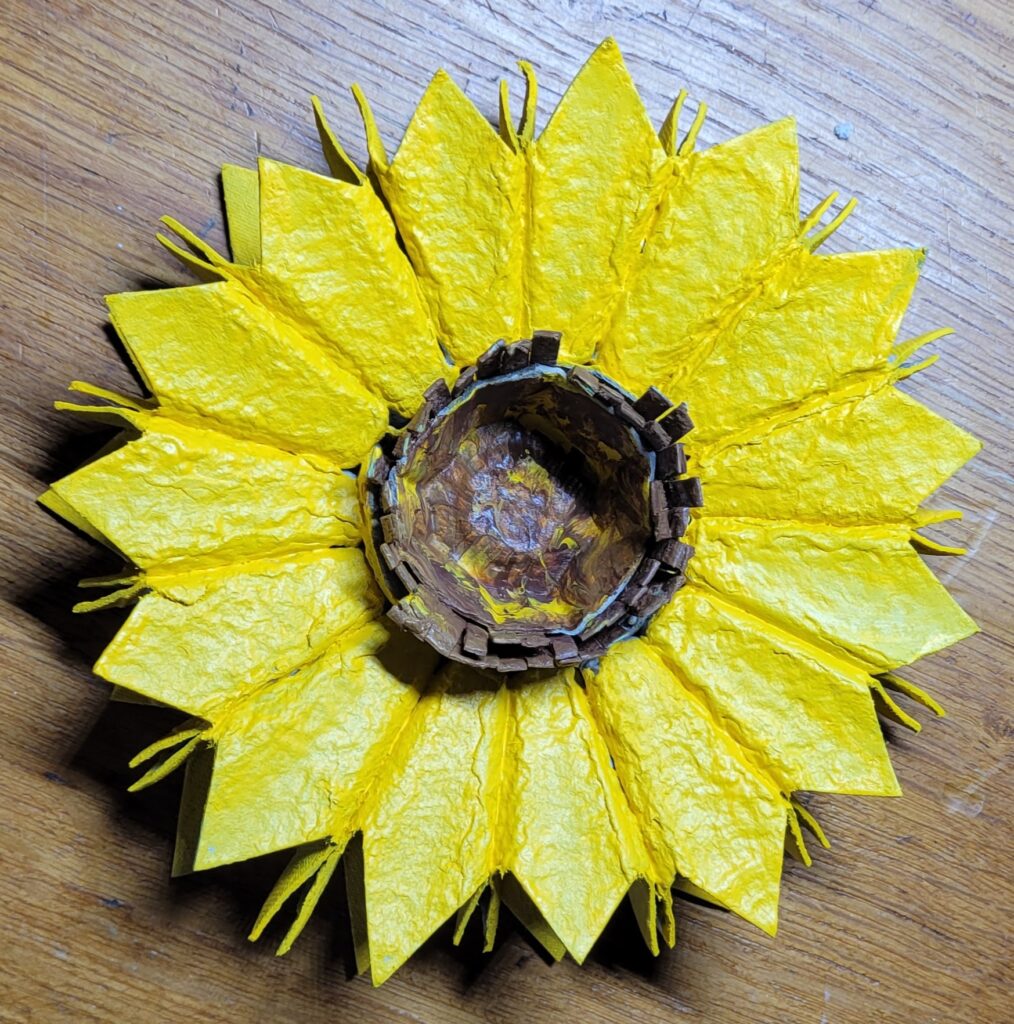 Cartonnage-Tournesol en boite d'oeufs