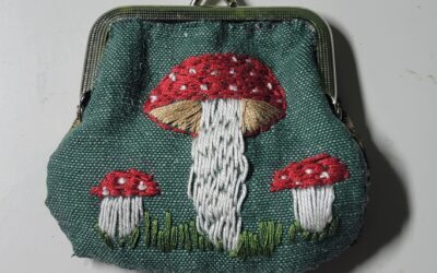 Champignons brodés sur porte monnaie